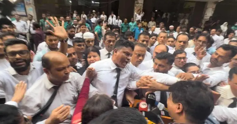 সাংবাদিকদের দিকে তেড়ে আসা আইনজীবী